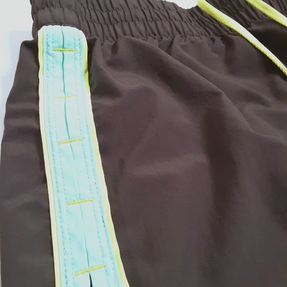 Under Armour Heat Gear Womens Iron Gray/Pistacio Green Running Shorts Size Med - Picture 5 of 6